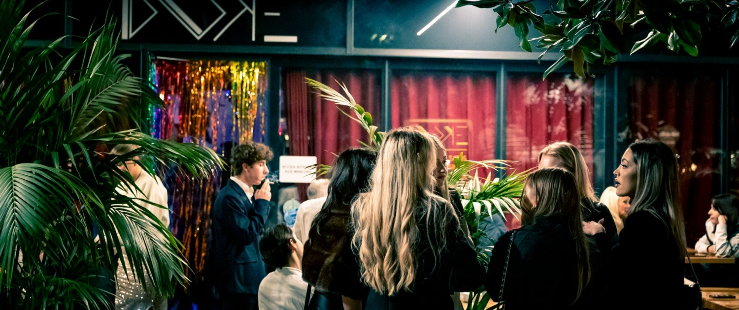 Ambiance en soirée sur la terrasse du Music Bar Duke Monte Carlo